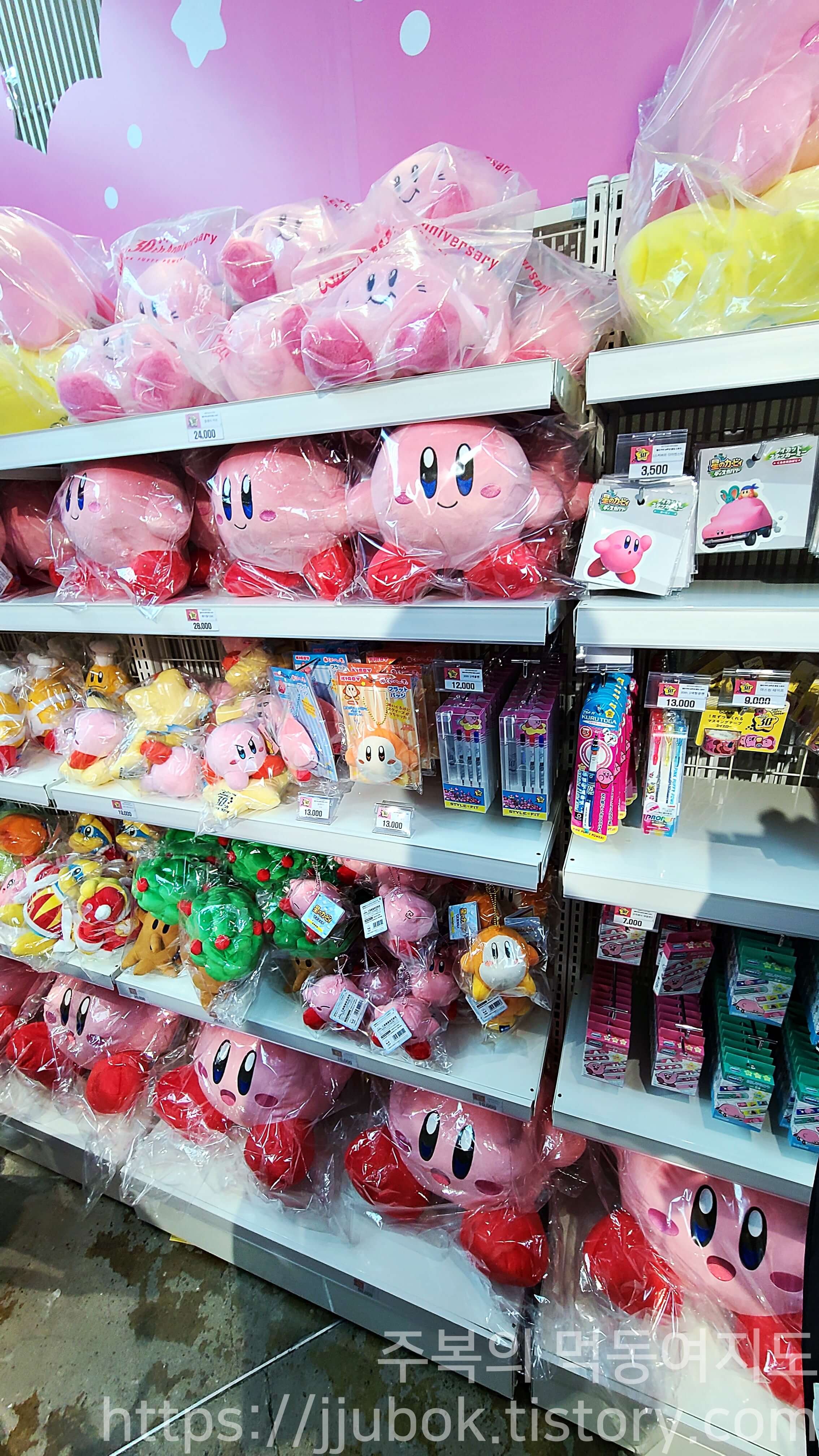 별의-커비-30주년-팝업-스토어-판매-굿즈-진열장-3