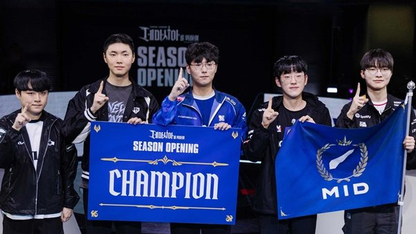 쓰리핏 두번의 GOAT FAKER 이상혁(맨 우측)