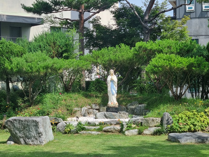 충주 연수동 성 바오로 성당 성모동산 성모상 사진