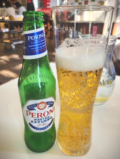 마곡 마가렛 peroni 병맥주와 컵에 맥주 따른 사진
