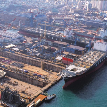 항구에-물류가-들어오는-사진