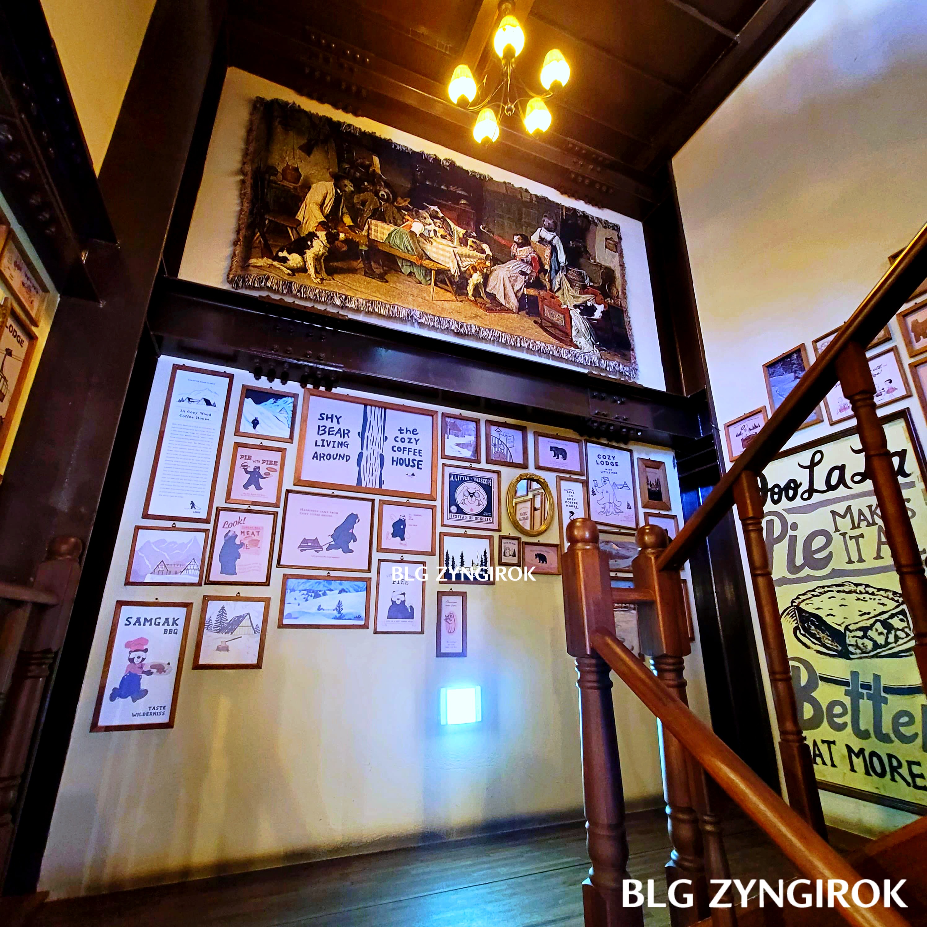 양주 카페 럿지 LODGE 계단 벽면에 많은 액자가 걸려 있다.