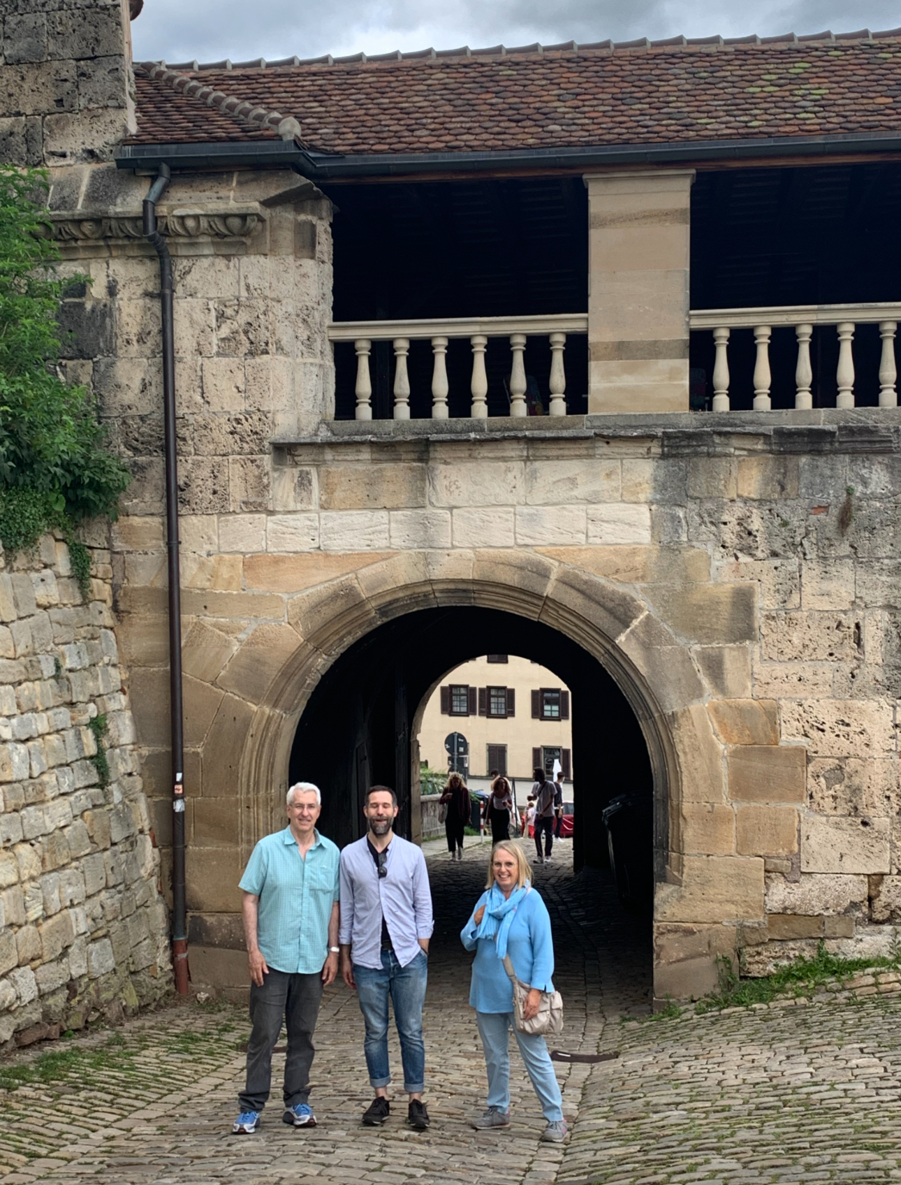 튜빙엔 성입구에서 포즈를 취하는 스티븐, 피아, 일세