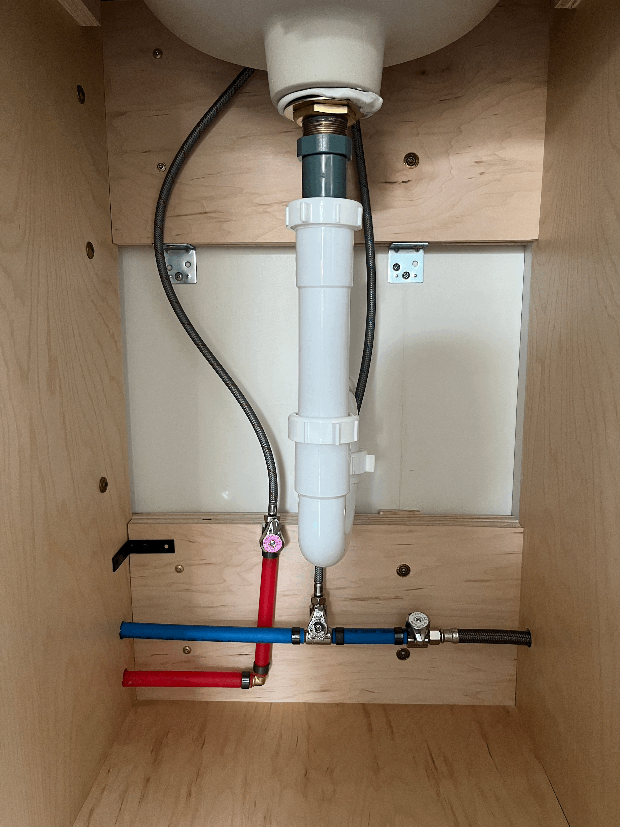 bathroom-sink-plumbing-idea