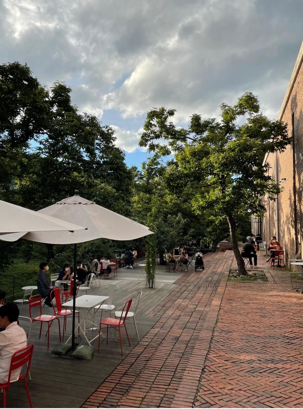 강릉-테라로사-커피공장-본점-탁트인-야외석-모습