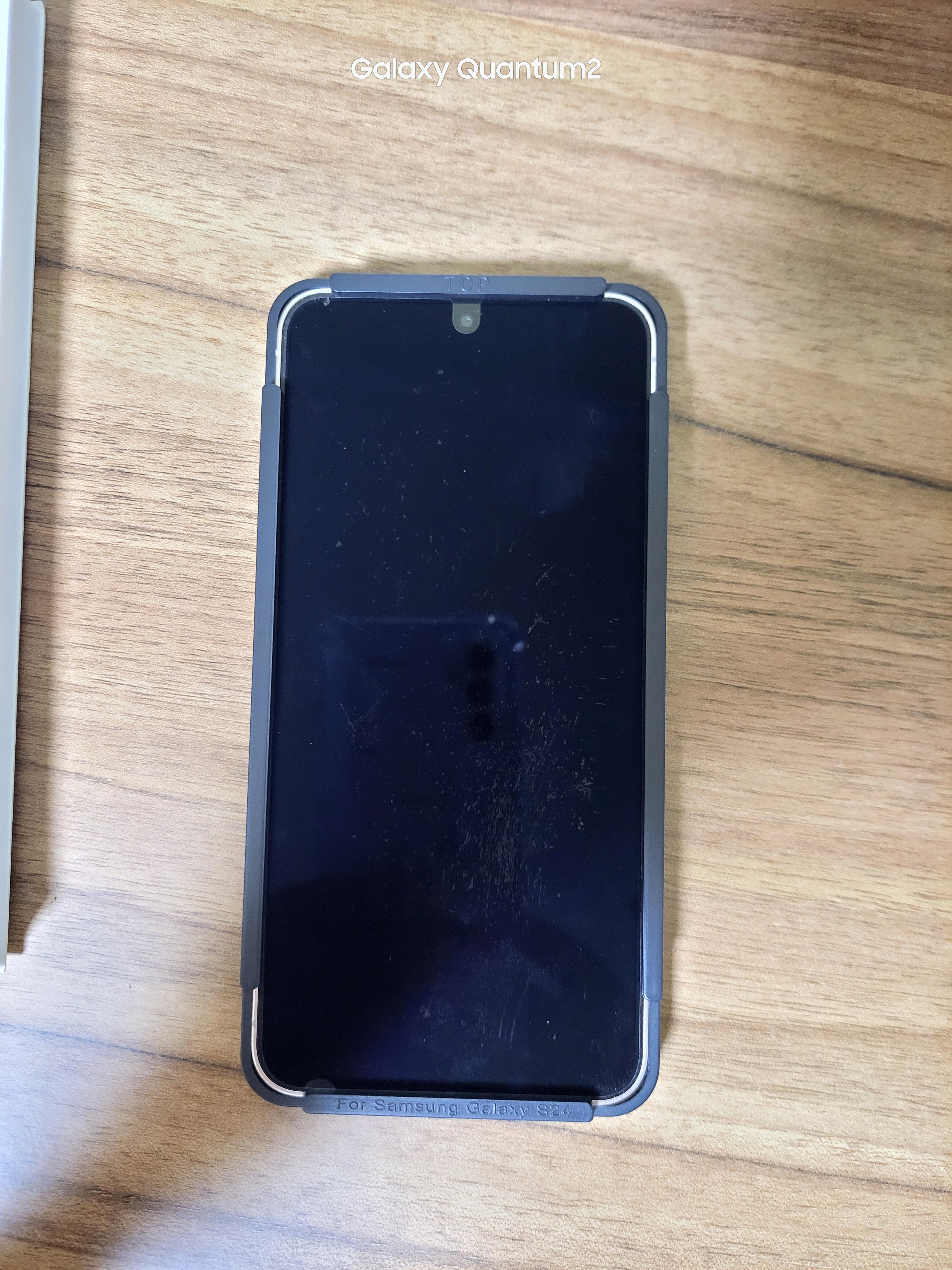 갤럭시S24 신지모루 강화유리 내용물중 이 틀이 정말 붙이기 편하게 해준다!