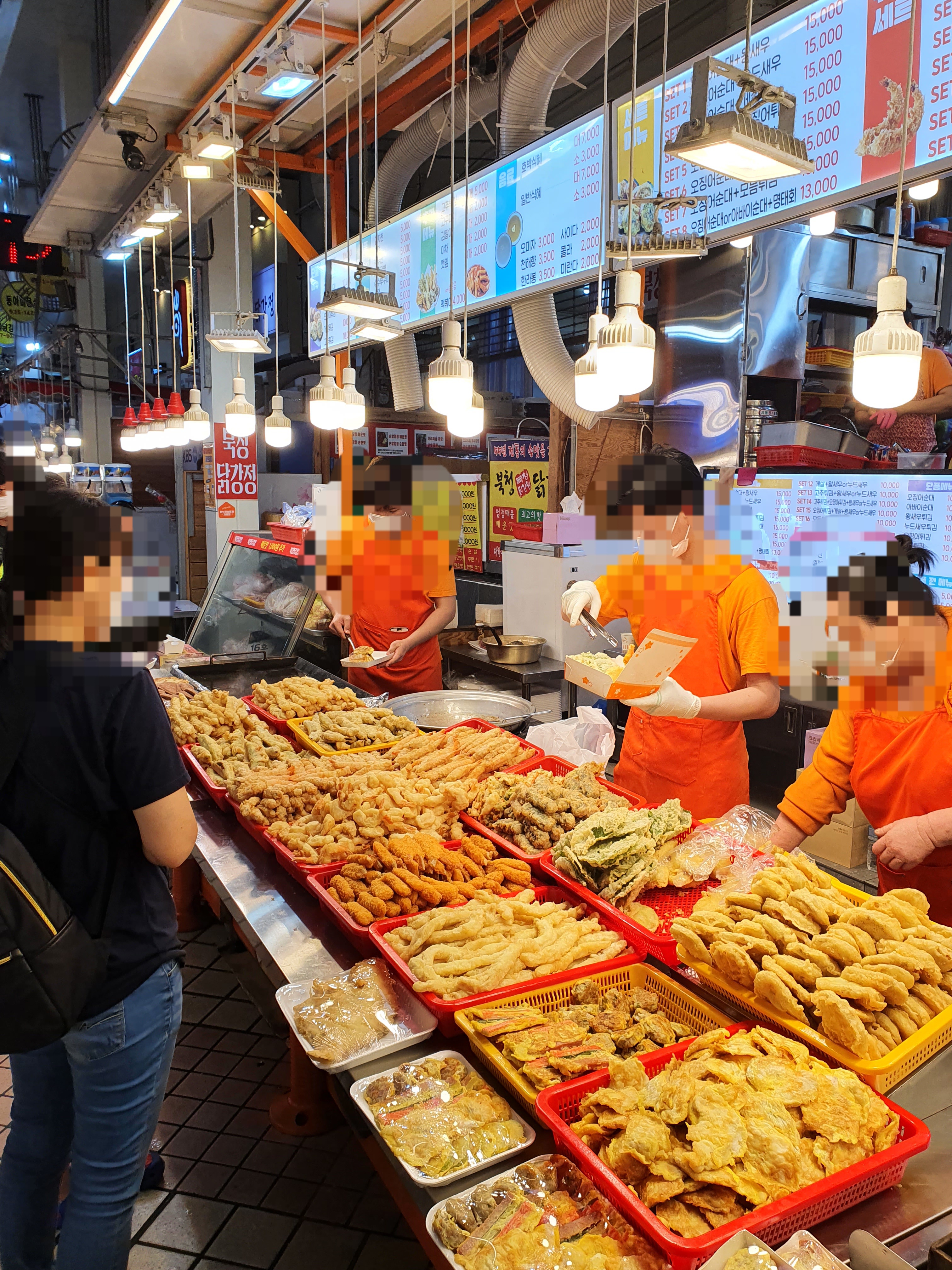 현태네 튀김 가게앞