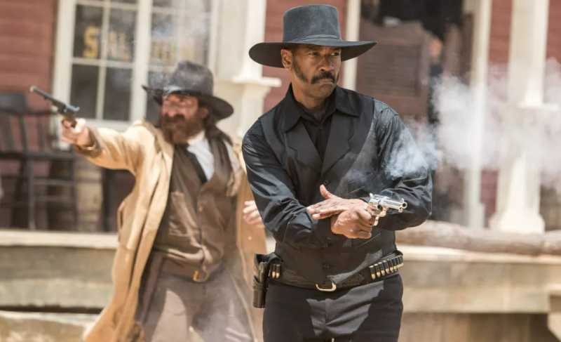 총을 쏘고있는 덴젤 워싱천