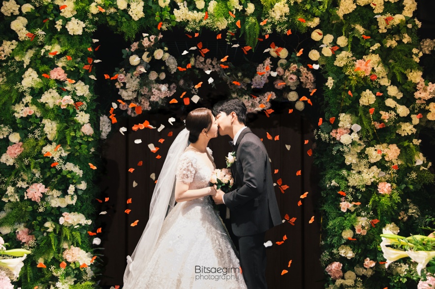 수원 디에스컨벤션 본식스냅 촬영 후기 47 플라워샤워