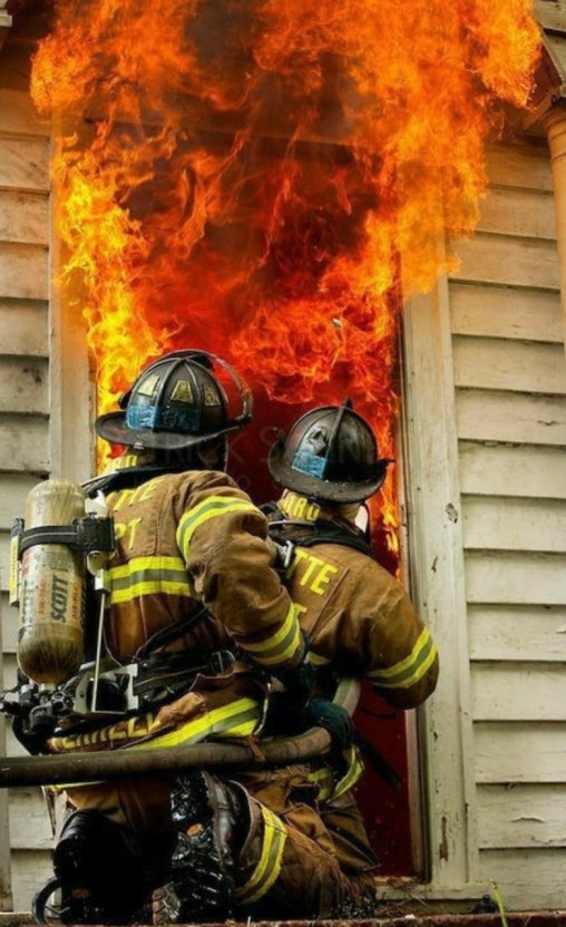 소방관 화재 진압 이미지