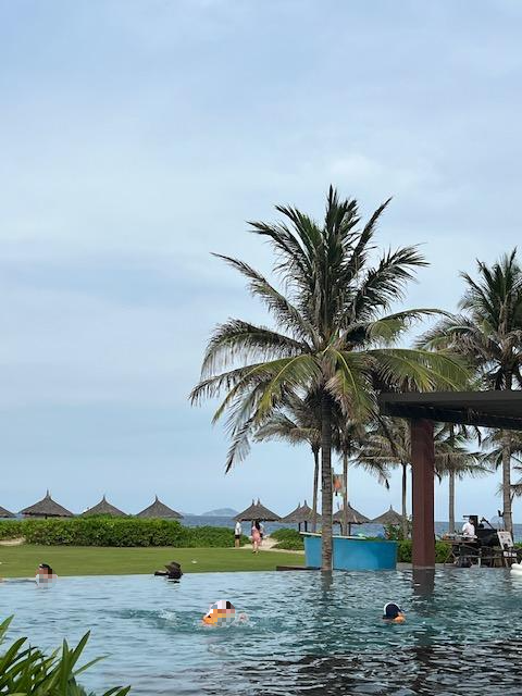 나트랑 알마리조트 메인풀에서의 한가로운 시간