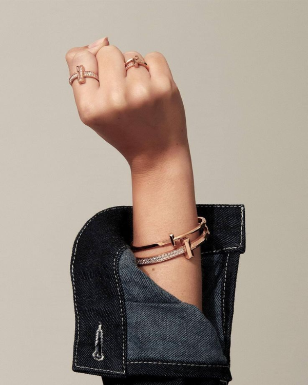 사주에 부족한 금기운을 채워주는 티파니 T 내로우 뱅글