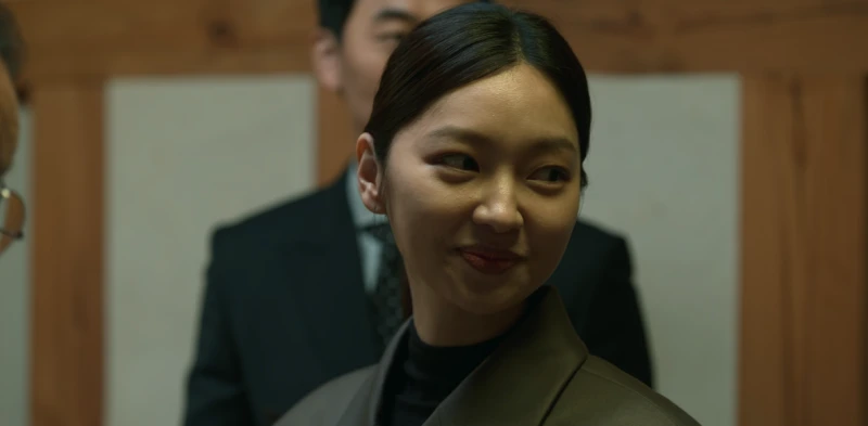 선산에서 머리를 뒤로 묶은 한교수 역을 맡은 배우 최유화