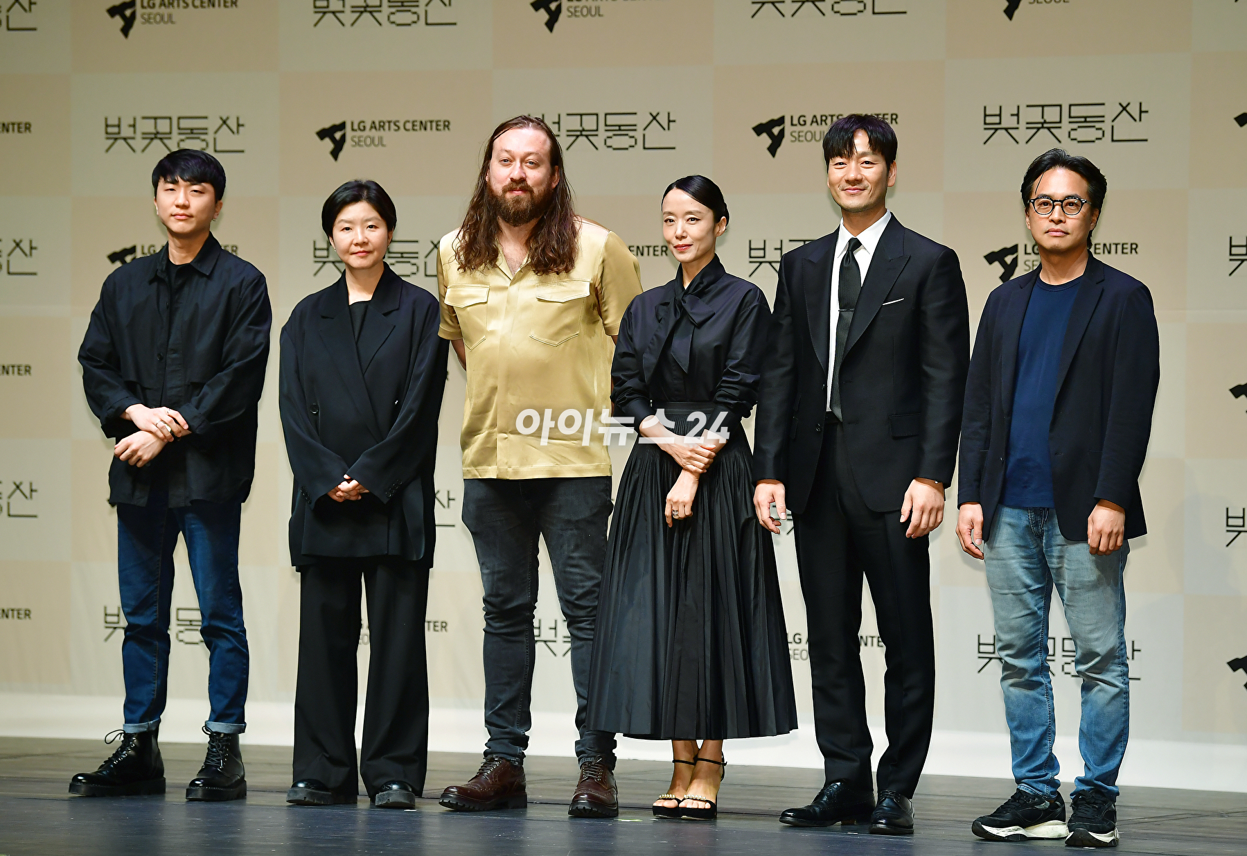 연출가 사이먼 스톤, 배우 전도연, 박해수, 손상규가 23일 오후 서울 강서구 LG아트센터 서울에서 열린 연극 '벚꽃동산' 제작발표회에서 포토타임을 갖고 있다. [사진=곽영래 기자]