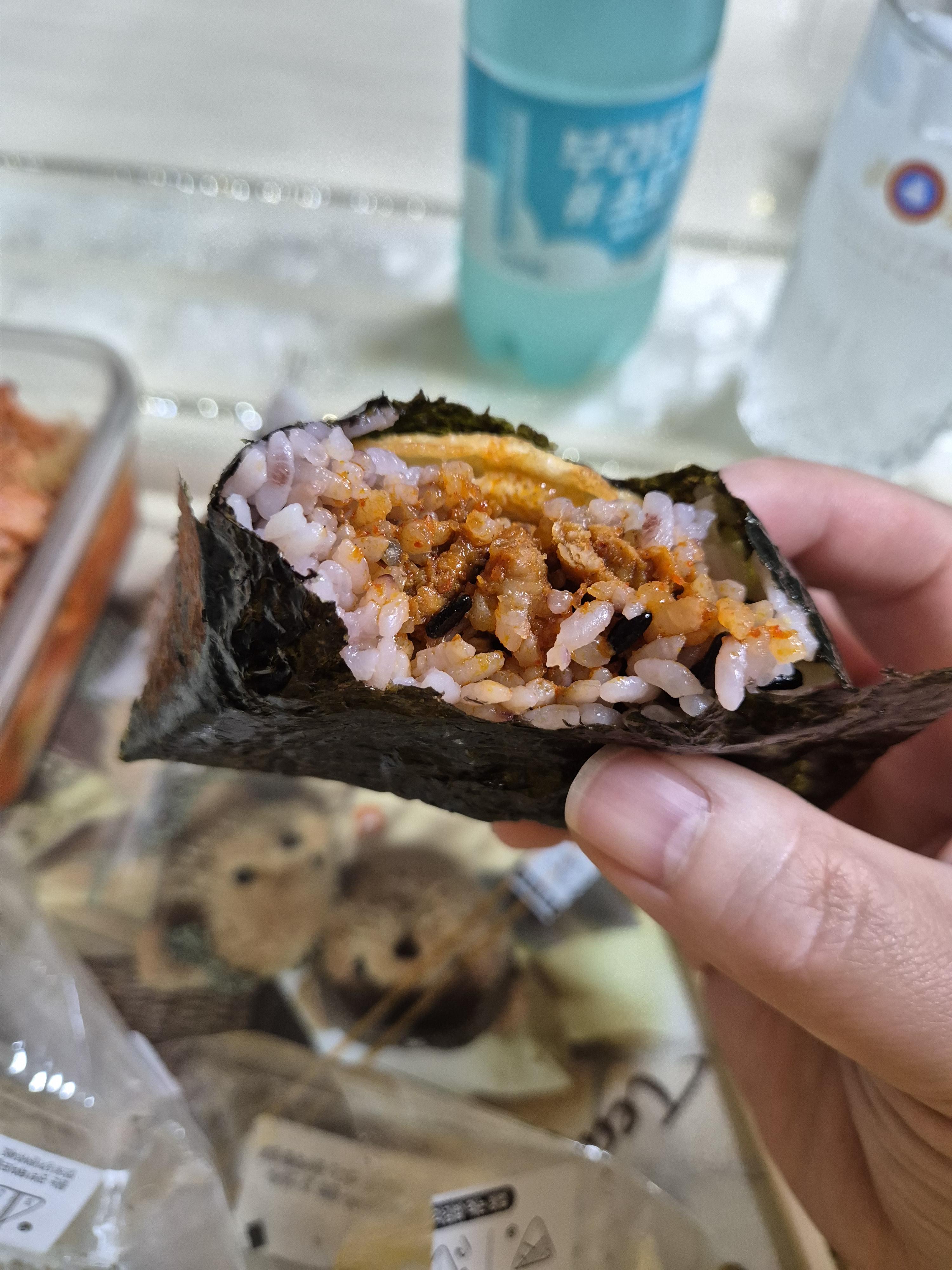 GS편의점 추천 삼각김밥 제육주먹밥 속