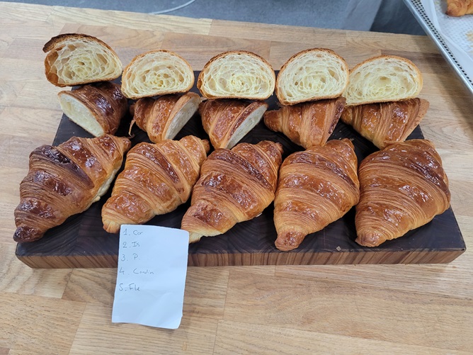 사진은 여러 가지 버터로 다양하게 크루아상을 만들고 선생님과 수강생들과 함께 대화를 나누고 토론을 하는 과정이었습니다.