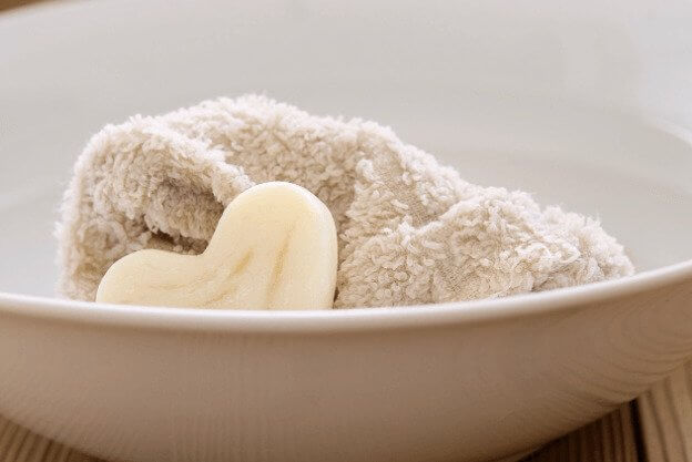 젖어있는-수건과-비누