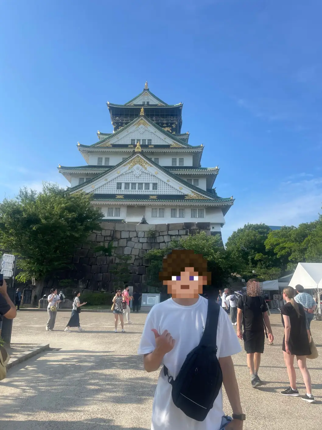 오사카성-앞에-서있는-남자