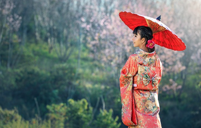 일본 입국신고서 작성법과 관련하여 입국수속 후 유카타를 입고 일본 여행 중인 사람