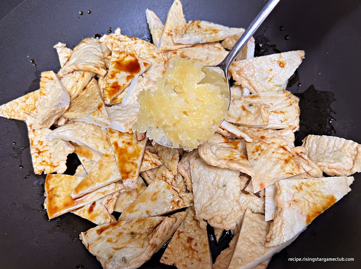 꽈리고추 어묵(오뎅)볶음에 들어갈 어묵 위에 마늘 1T 넣기