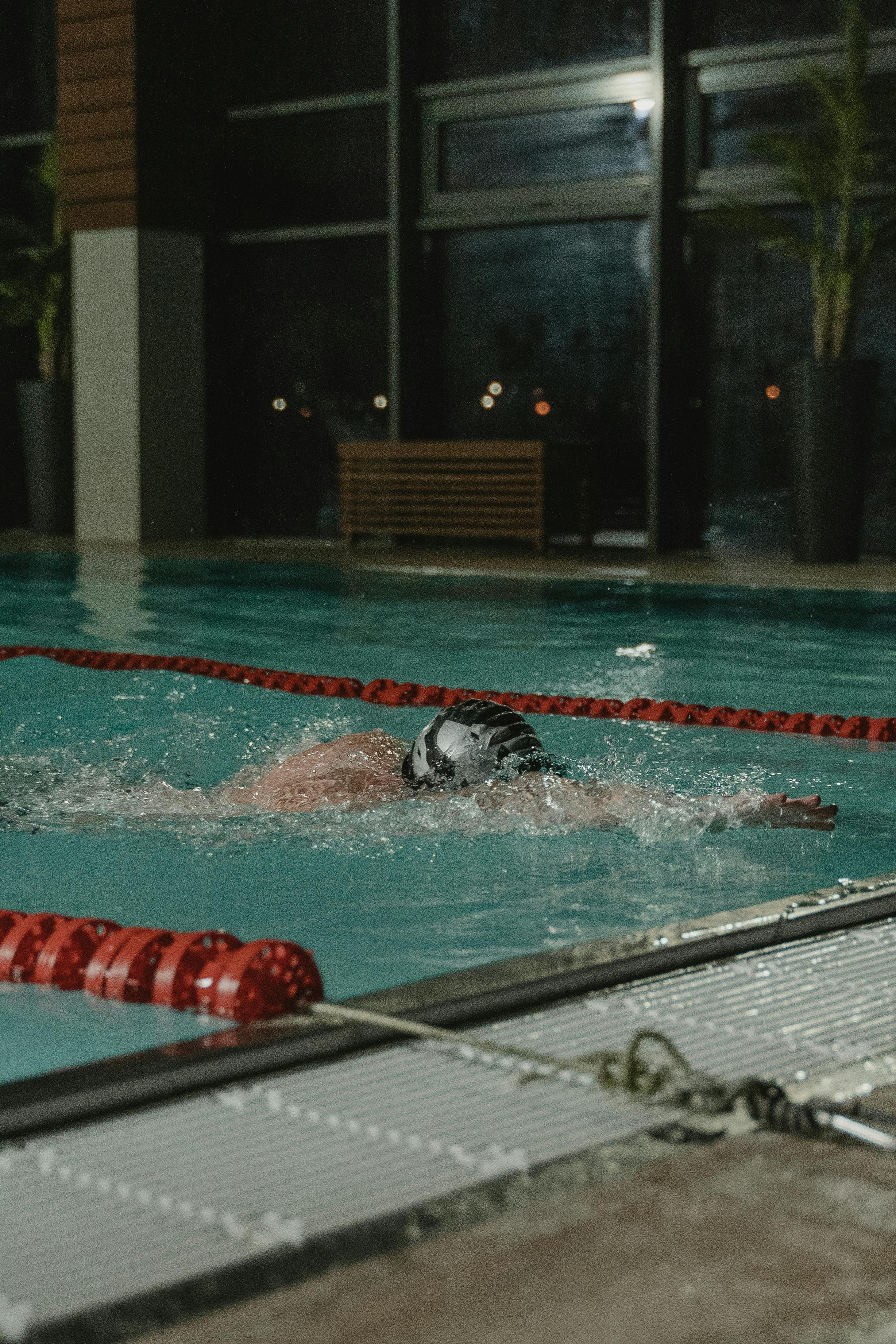 결승선 터치하는 수영하는 사람 사진