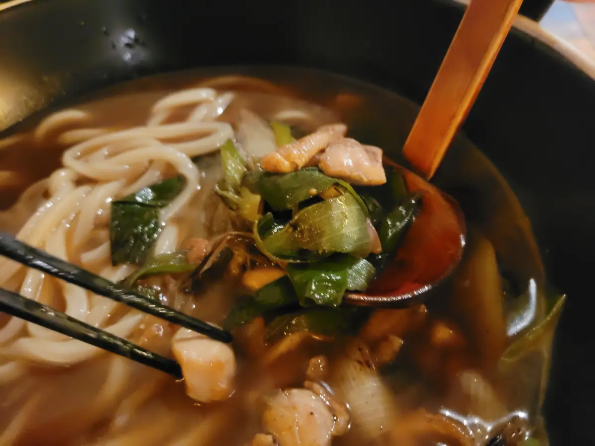 겐로쿠-지도리우동-구운대파와-닭고기-토핑