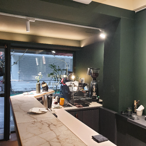 대만 타이베이 카페 프로젝트 킵(Project Keep): 평범하지 않는 메뉴들_바형 테이블