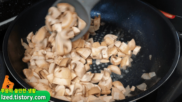 이제 버섯까지 넣고 볶아요!