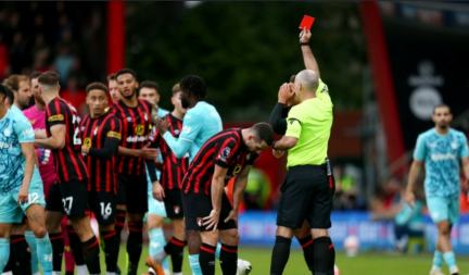 반칙에 퇴장당하는 본머스 팀 선수