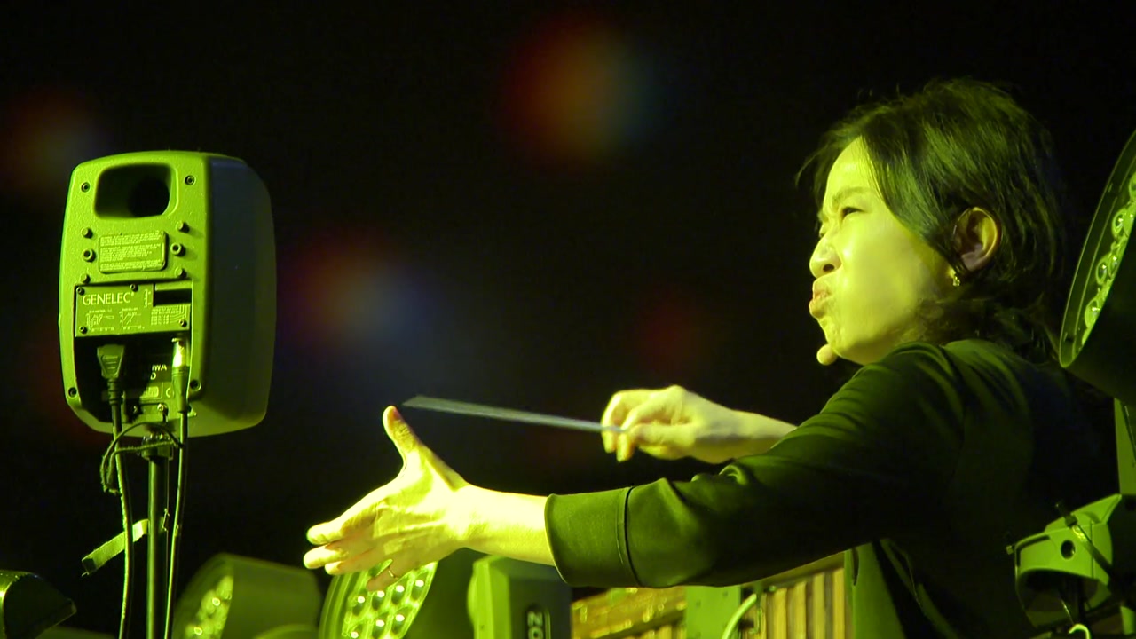 뮤지컬 음악을 지휘하고 있는 작곡가의 모습을 담은 사진