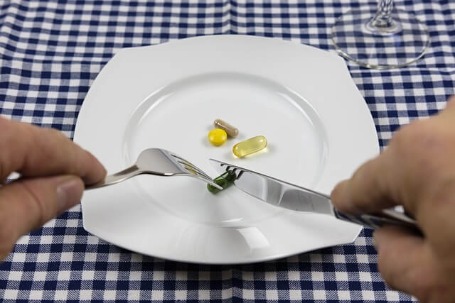 약을 칼로 자르는 이미지