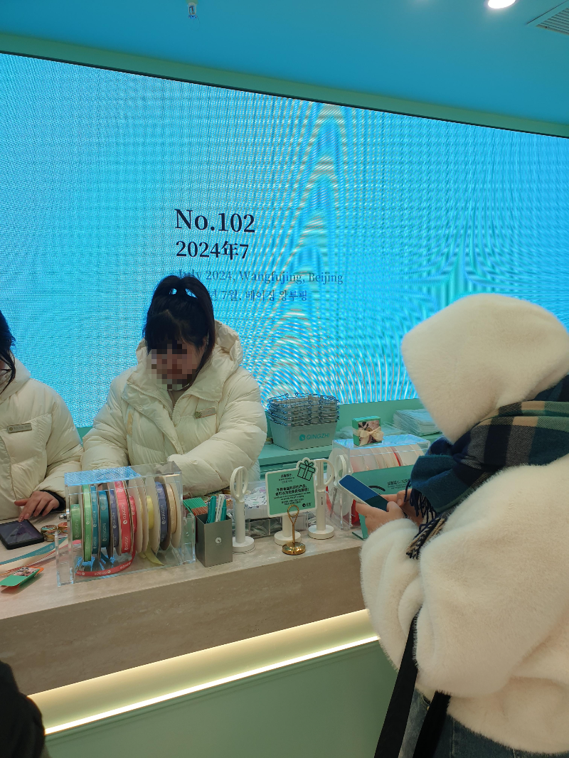 왼쪽 직원은 각인&amp;#44; 오른쪽 직원은 포장 중