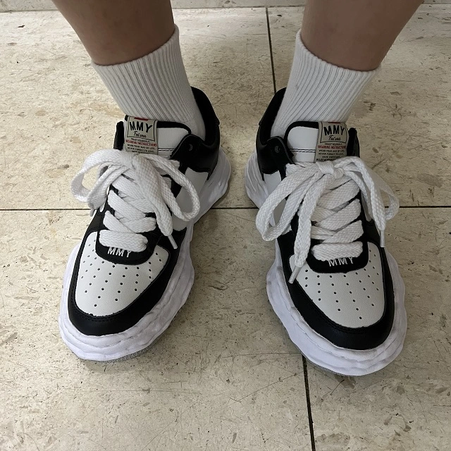 메종 미하라 야스히로 웨인 검흰 착용 사진 앞