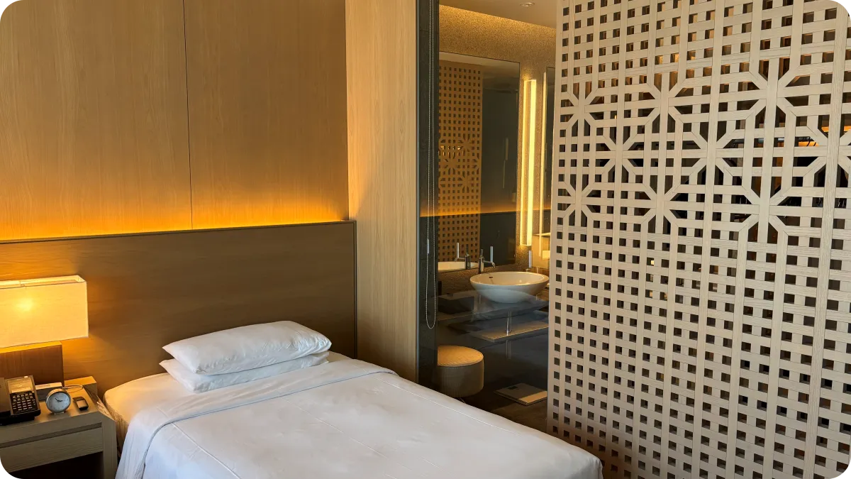 퀸 사이즈 1개와 싱글 사이즈 1개 침대