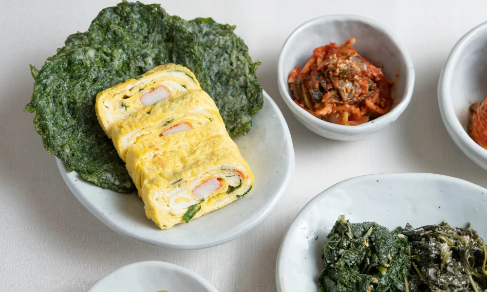 식탁위에 향긋한 쑥전과 계란말이