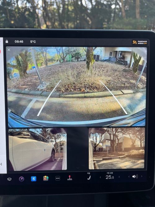 테슬라 모델3는 후진시 대형 후방카메라 스크린 뿐만 아니라 양측 측후방의 영상까지 동시에 전시된다.