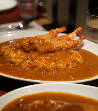 따뜻한 밥 위에 카레 소스를 넉넉하게 부어 넓은 접시를 다 채웠다. 밥 위에는 새우 튀김을 올려 준 일본식 카레라이스.