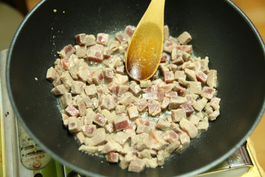 고기 볶는 모습