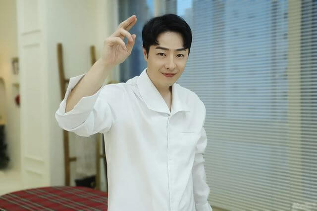 흰색 셔츠 입은 안성준