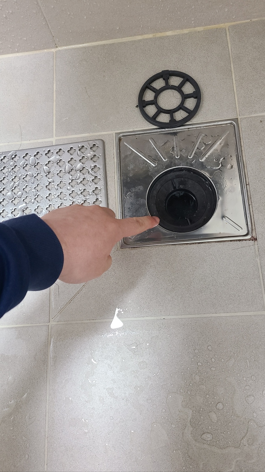 하수구 내부 고정 트랩의 움직임을 확인하고 바람이 들어오는 것을 조치한다.