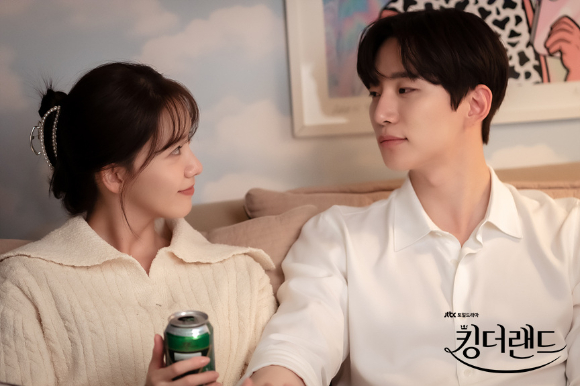 &#39;킹더랜드&#39; 이준호&#44; 임윤아의 로맨스가 글로벌 인기를 얻고 있다.[사진=앤피오엔터테인먼트&#44; 바이포엠스튜디오&#44; SLL]