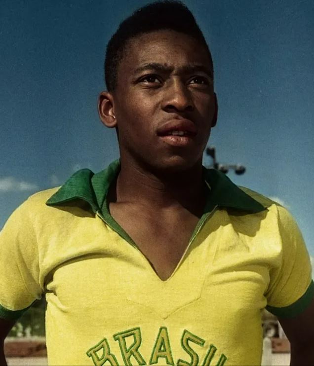 펠레의 젊은 모습과 우승컵 세 개를 든 모습