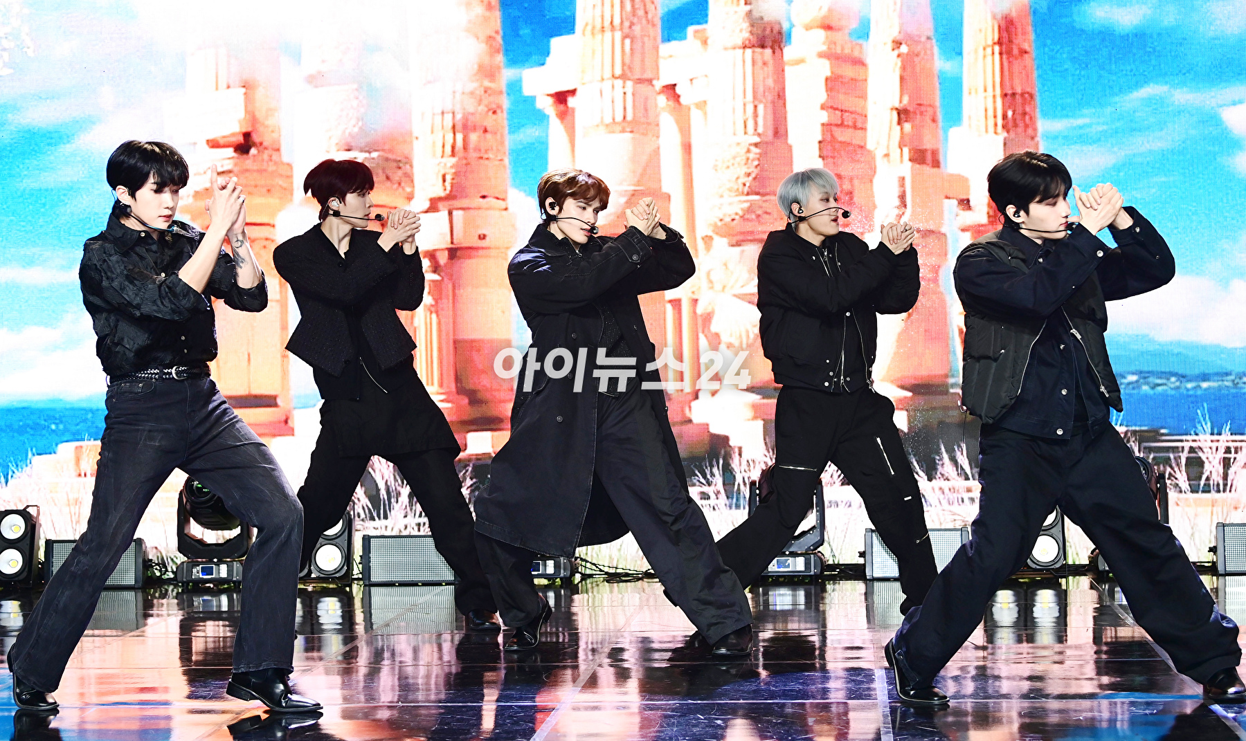 그룹 원팩트 종우가 30일 오후 서울 강남구 청담동 일지아트홀에서 진행된 원팩트 첫 번째 미니 앨범 'Moment' 발매 기념 쇼케이스에 참석해 타이틀곡 '좋겠다' 무대를 선보이고 있다. [사진=정소희 기자]