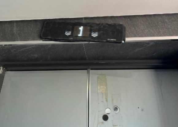 외벽과 바닥이 기울고, 콘크리트 골조가 휘어지는 등 하자가 발견된 한 신축 아파트 입주예정자들의 민원이 폭주하자 지자체가 조사에 나섰다. 사진은 입주자 사전 점검에서 발견된 하자들. [사진=온라인 커뮤니티]