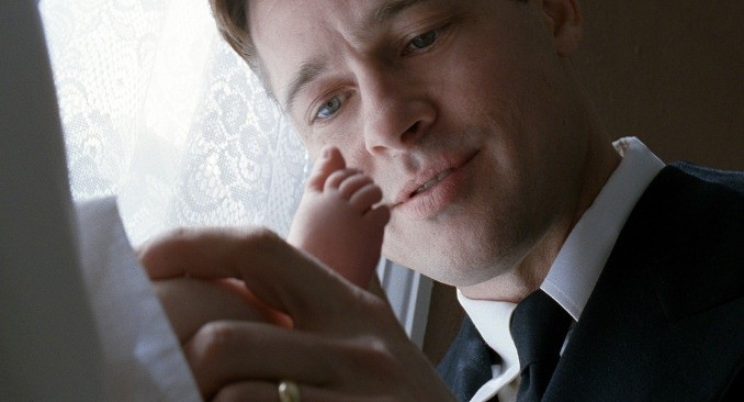 아기를-바라보는-남성