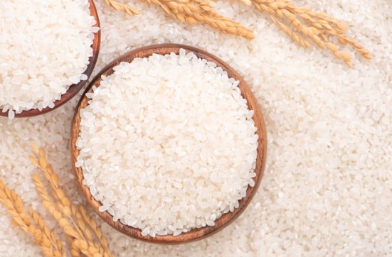 쌀 포대를 개봉하여 내부 상태를 꼼꼼하게 점검하는 모습