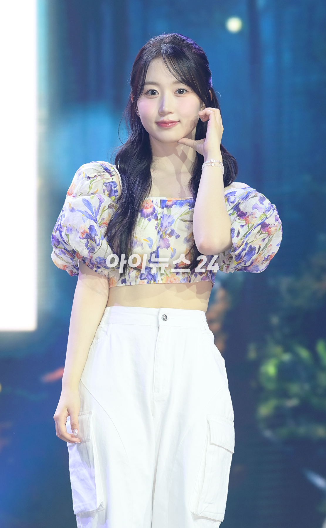 룹 엔믹스 해원이 11일 오후 서울 용산구 한남동 블루스퀘어에서 열린 엔믹스(NMIXX) 세 번째 싱글 앨범 '어 미드서머 엔믹스 드림'(A Midsummer NMIXX's Dream) 발매 기념 쇼케이스에서 타이틀곡 '파티 어클락' 무대를 선보이고 있다. [사진=정소희 기자]