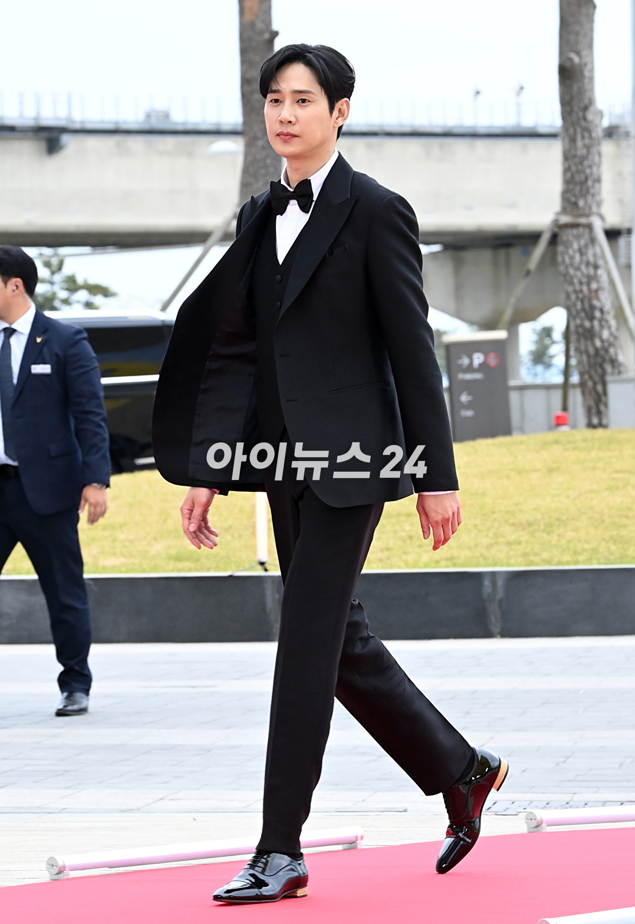 배우 박성훈이 28일 오후 인천 파라다이스시티에서 열린 제59회 백상예술대상 레드카펫에서 포즈를 취하고 있다. [사진=김성진 기자]