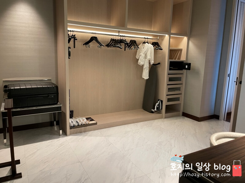방콕 신돈켐핀스키 그랜드 이그제큐티브 스위트룸 드레스룸
