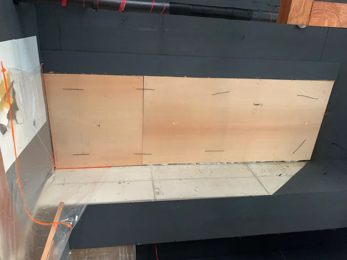 2층-뚫린-부위를-막은-합판